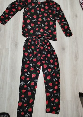 Çilek Desenli Siyah Kadın Pijama Takımı