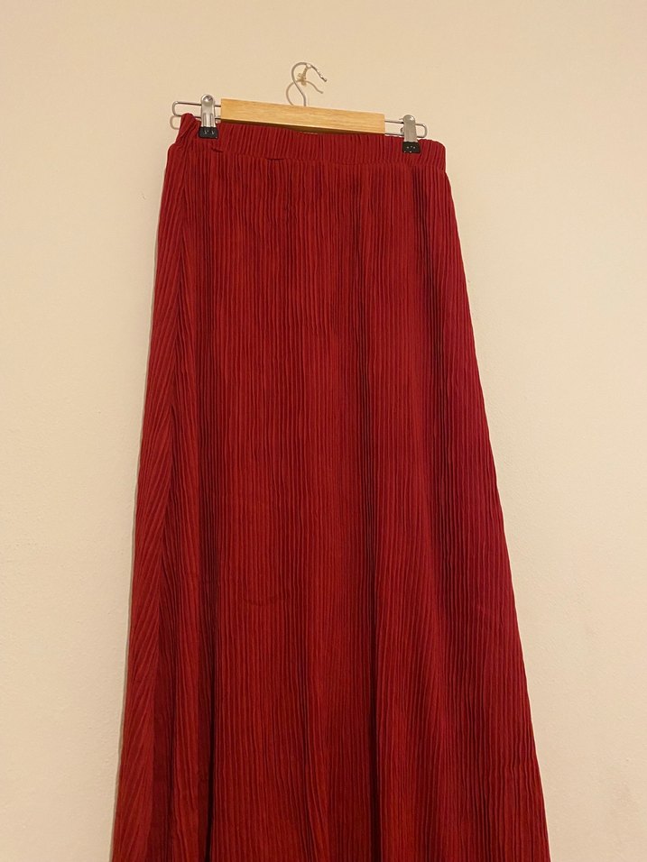 Düz Kırmızı Piliseli Uzun Etek - Görsel 3