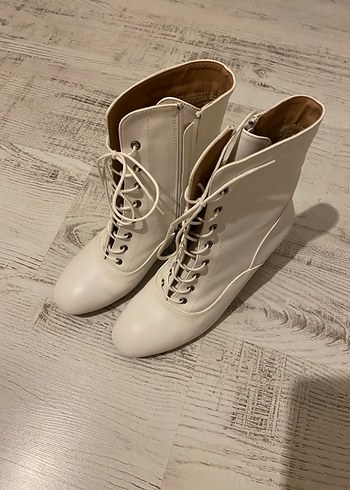 Beyaz Bağcıklı Deri Topuklu Kadın Bot - Görsel 3