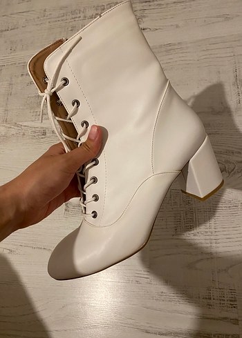 Beyaz Bağcıklı Deri Topuklu Kadın Bot - Görsel 4