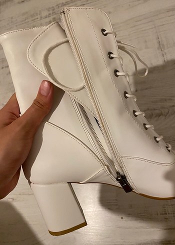 Beyaz Bağcıklı Deri Topuklu Kadın Bot - Görsel 6