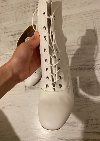 Beyaz Bağcıklı Deri Topuklu Kadın Bot - Görsel 5