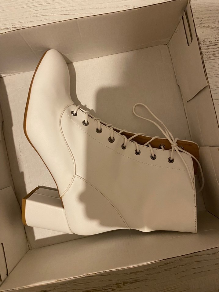 Beyaz Bağcıklı Deri Topuklu Kadın Bot - Görsel 2