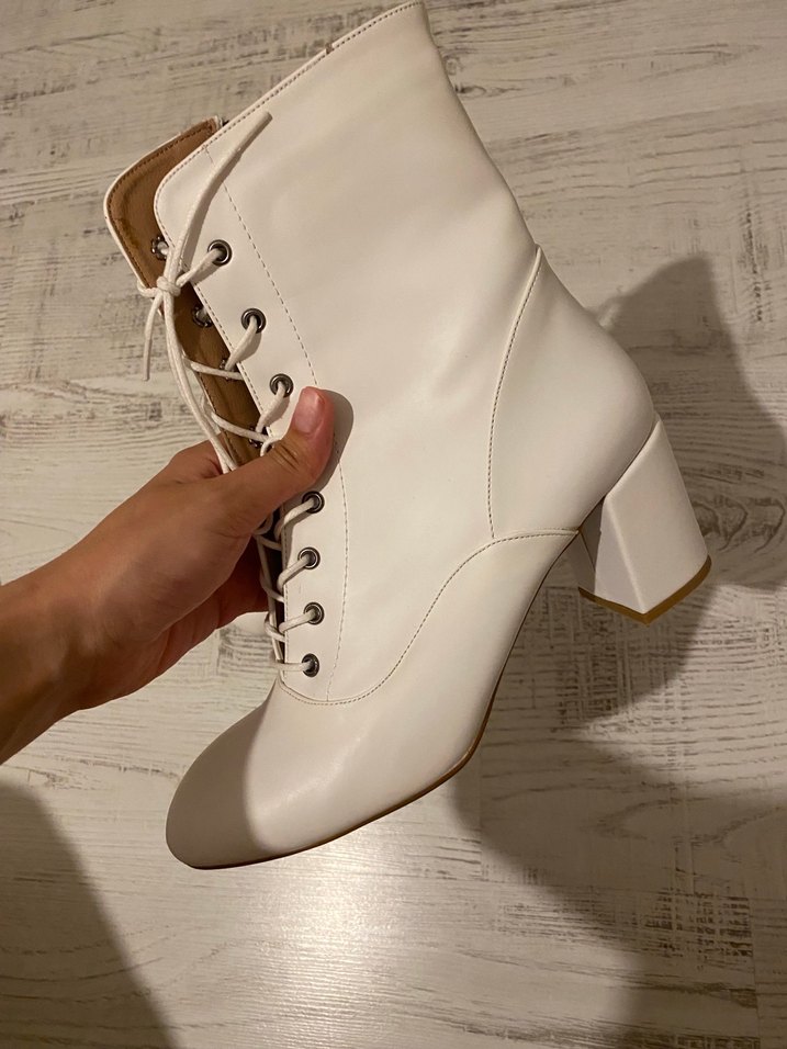Beyaz Bağcıklı Deri Topuklu Kadın Bot - Görsel 4