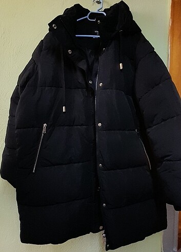 Siyah Kapşonlu Kadın Mont