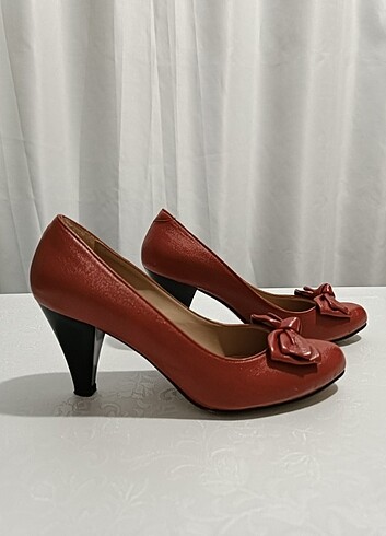 Kırmızı stiletto 
