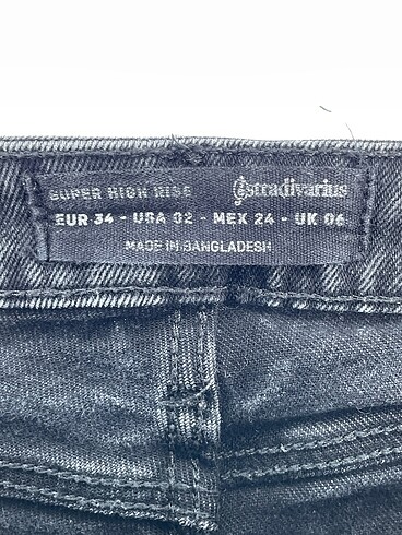 34 Beden siyah Renk Stradivarius Mini Şort %70 İndirimli.