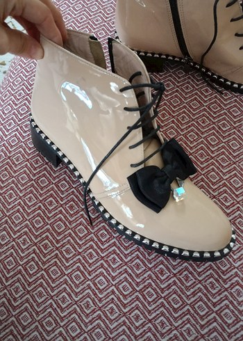 Bej Parlak Yüksek Topuklu Fiyonk Detaylı Bot - Görsel 6