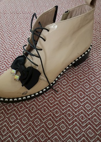 Bej Parlak Yüksek Topuklu Fiyonk Detaylı Bot - Görsel 4