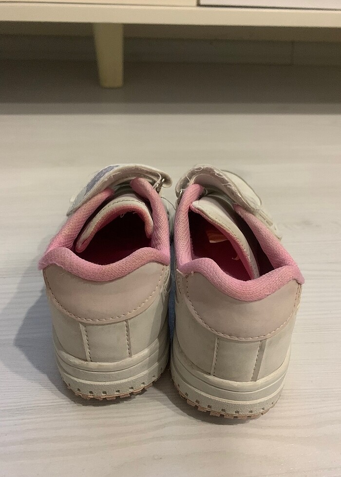 Beyaz spor ayakkabı - Görsel 2