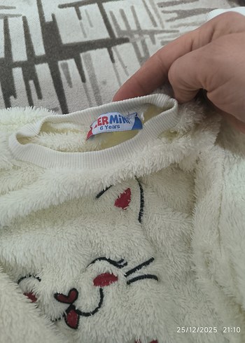 Beyaz Tüylü Nakışlı Kedi Desenli Kıyafet - Görsel 2