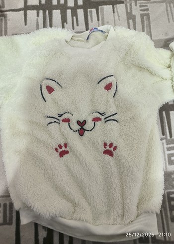 Beyaz Tüylü Nakışlı Kedi Desenli Kıyafet - Görsel 3