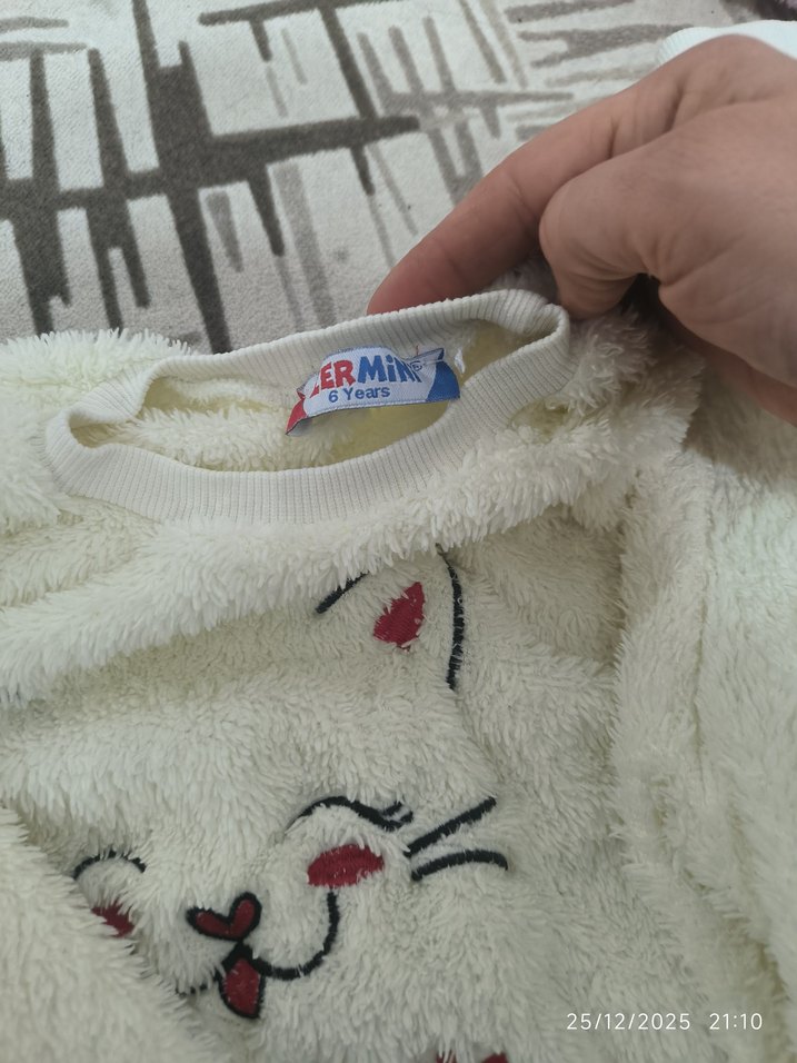 Beyaz Tüylü Nakışlı Kedi Desenli Kıyafet - Görsel 2