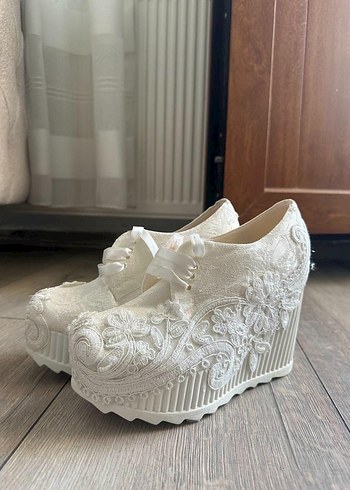 Dantel İşlemeli Beyaz Dolgu Topuklu Gelin Ayakkabısı