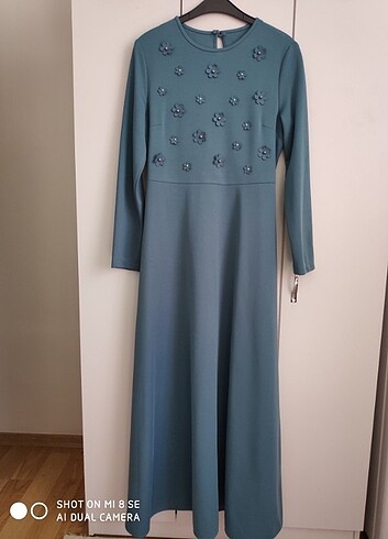 Su yeşili çiçekli elbise