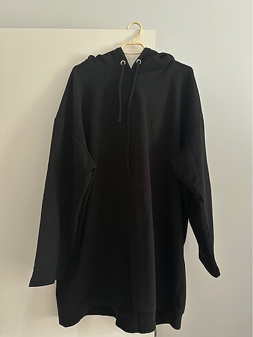 Siyah oversize kapüşonlu sweatshirt