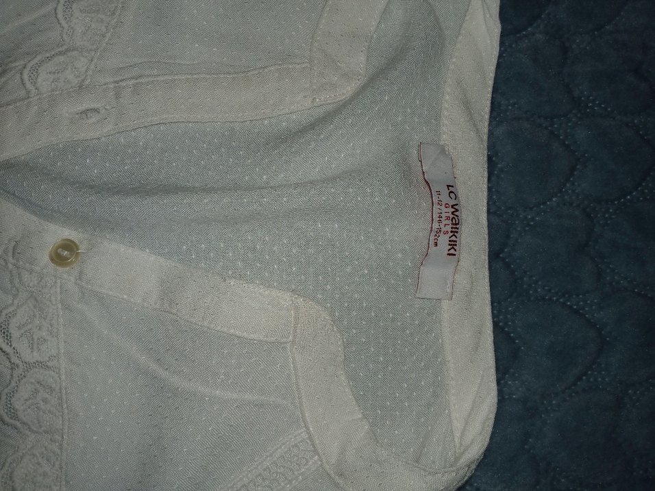 Düğmeli Beyaz V Yaka Kadın Bluz - Görsel 2