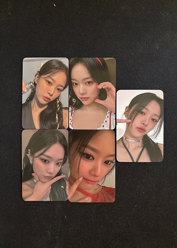 Siyah Mouse Pad Üzerinde 5 Fotoğraf Kartı