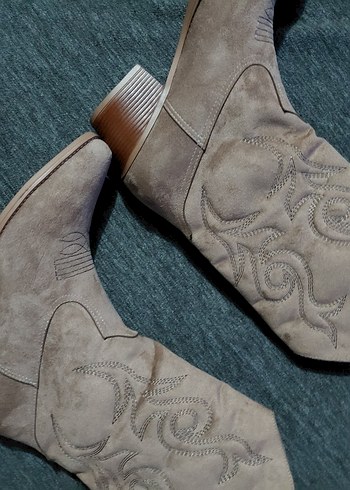 Bej Kadın Süet Nakışlı Dolgu Topuklu Bot - Görsel 2