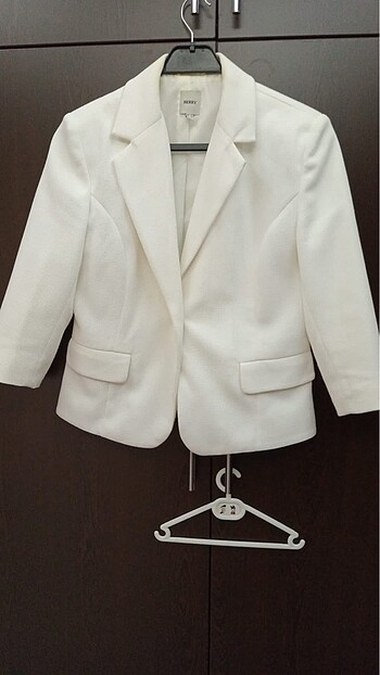 Az kullanılmış beyaz ceket
