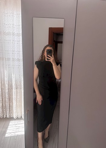 Yüksek Yakalı Siyah Midi Elbise