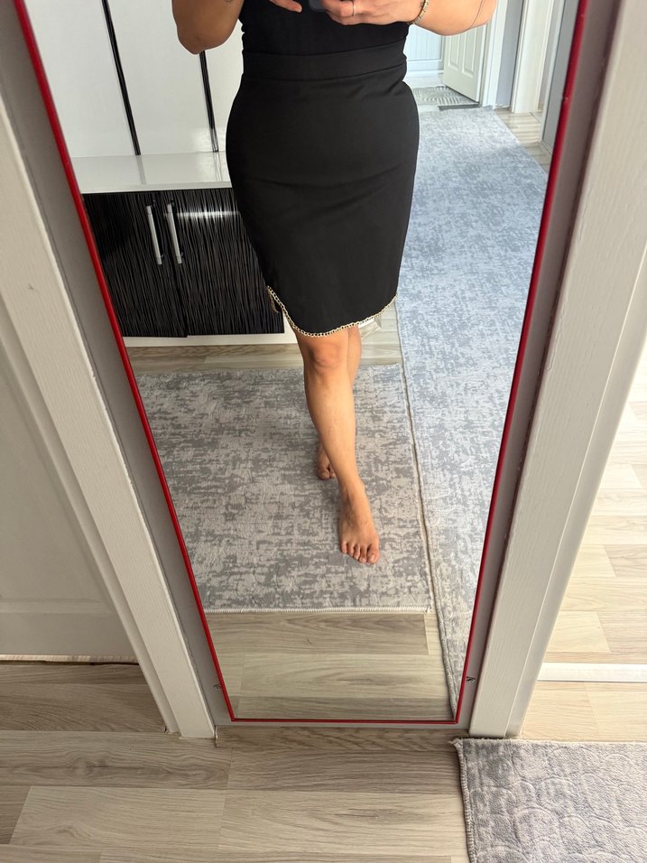 Siyah Diz Üstü Yırtmaçlı Mini Etek - Görsel 2