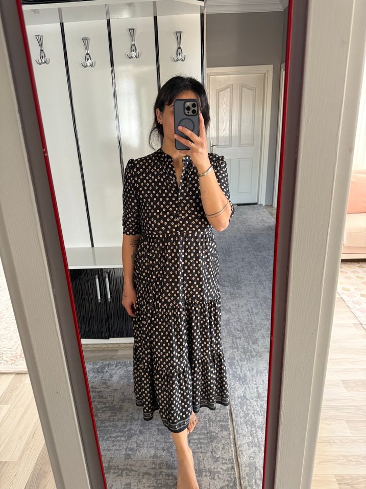 Düğmeli Siyah Papatyalı Midi Elbise - Görsel 2