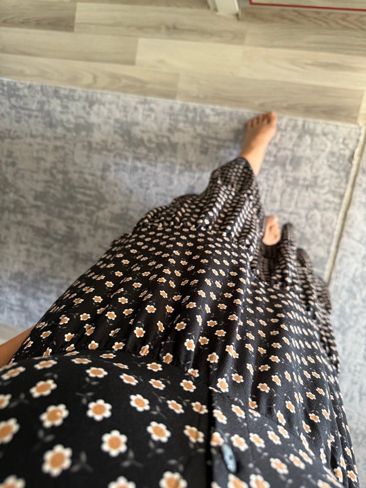 Düğmeli Siyah Papatyalı Midi Elbise - Görsel 3