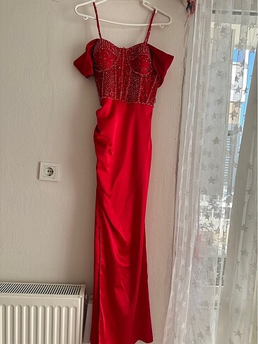 Madonna yaka kırmızı abiye
