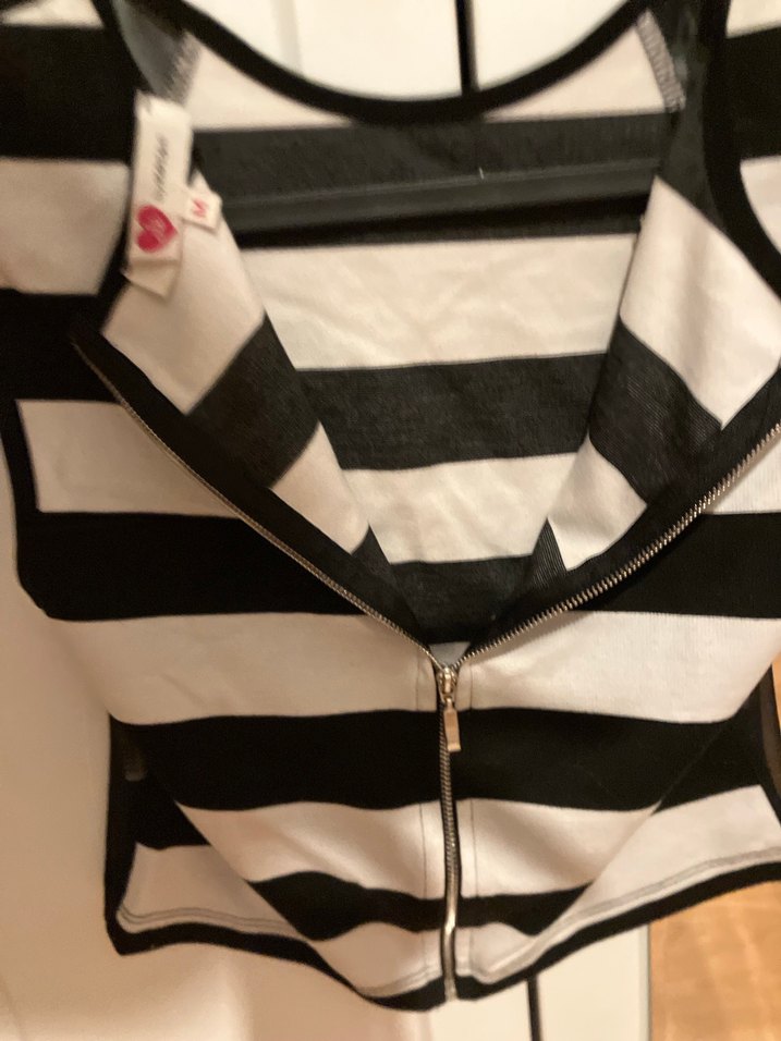 Fermuarlı Siyah Beyaz Çizgili tişört - Görsel 2