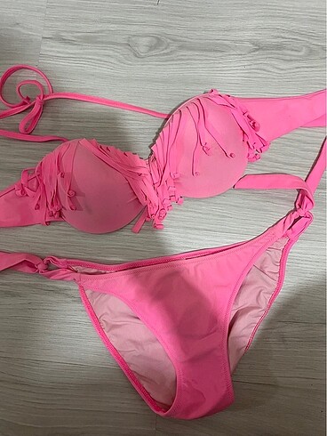 Pembe püsküllü bikini takımı