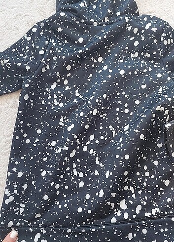 Zara Orijinal 11 yaş under armour swett.Hicbir kusuru yoktur.