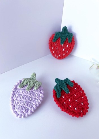 Nakışlı Kırmızı Örgü Çilek Saç Tokası - Görsel 2