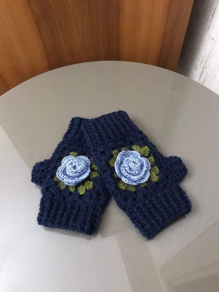 Siyah Örgü Kadın Eldiveni Gül Detaylı - Görsel 3