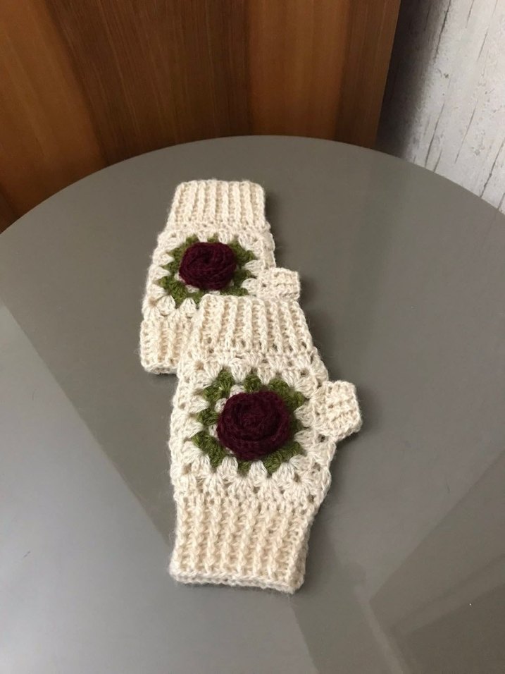 Siyah Örgü Kadın Eldiveni Gül Detaylı - Görsel 2