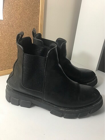Siyah kısa postal bot
