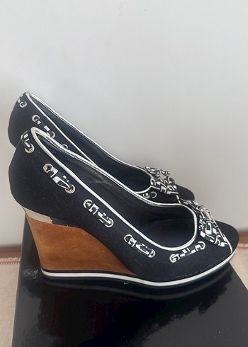 Guess GUESS Desenli Siyah Dolgu Topuklu Kadın Ayakkabı