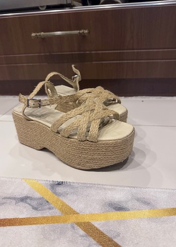 Bej Örgü Dolgu Topuklu Kadın Sandalet