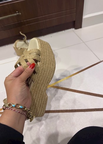Bershka Bej Örgü Dolgu Topuklu Kadın Sandalet