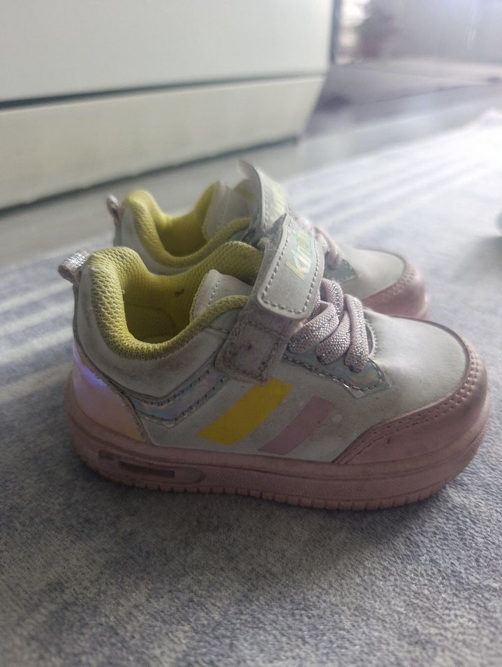 Kız Çocuk Pembe Bağcıklı  Ayakkabı az giyilmiş temiz ışıklı - Görsel 2