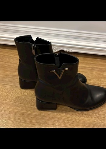 Siyah Deri Tokalı Kadın Topuklu Bot - Görsel 2