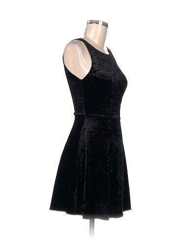 H&M H&M Kısa Elbise %70 İndirimli.