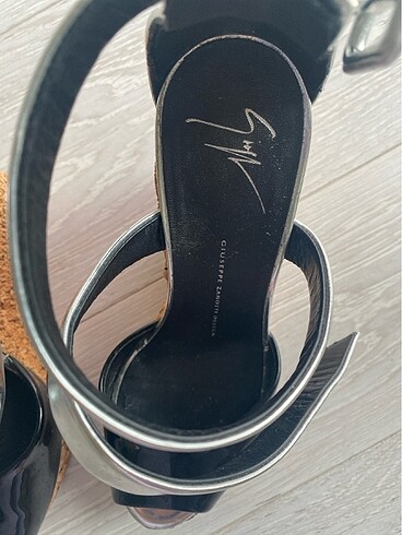 Giuseppe Zanotti Dolgu topuk zanotti siyah ve gri tasarım