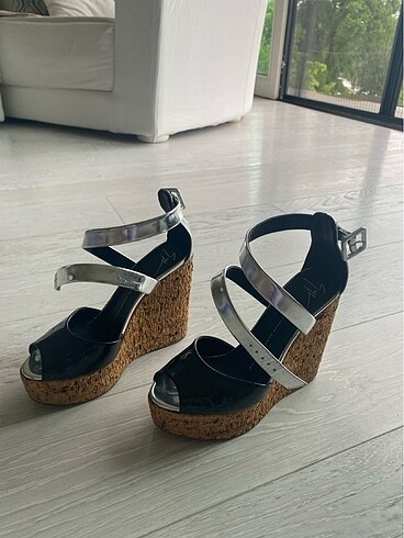 38 Beden Dolgu topuk zanotti siyah ve gri tasarım
