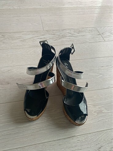 Dolgu topuk zanotti siyah ve gri tasarım