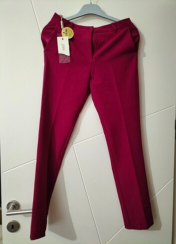Etiketi üzerinde kumaş pantolon