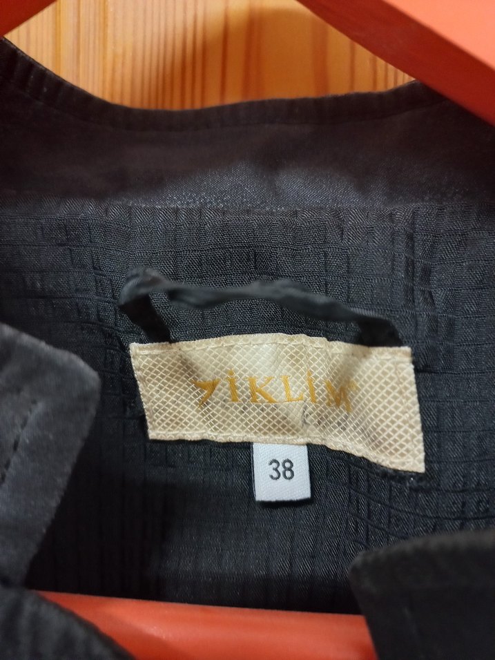 Kadın Siyah Uzun Kuşaklı Gotik Kaban - Görsel 3