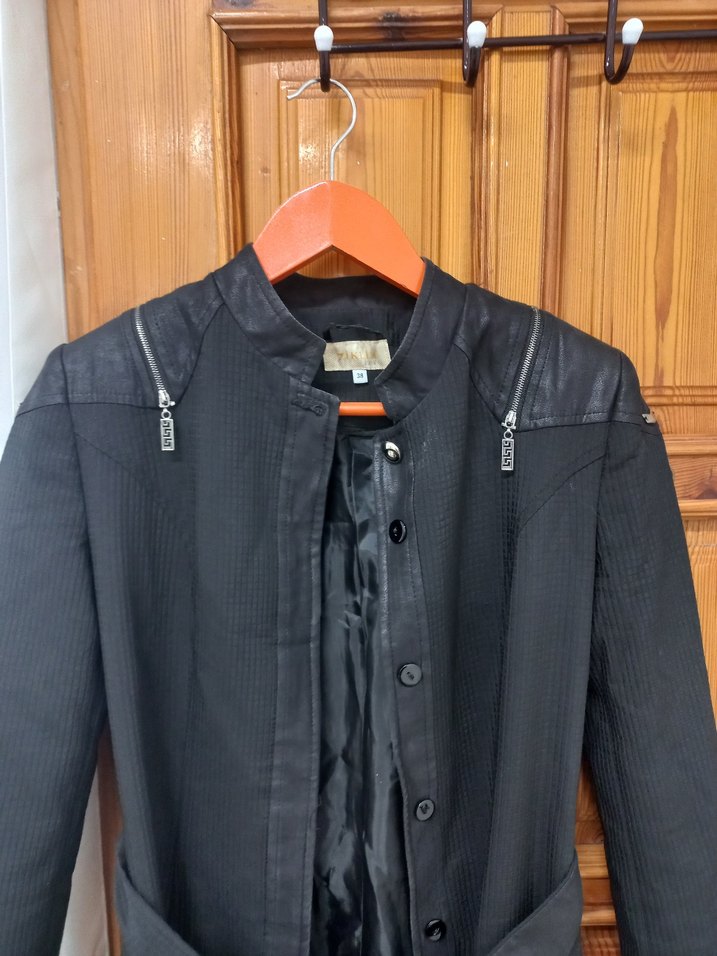 Kadın Siyah Uzun Kuşaklı Gotik Kaban - Görsel 2