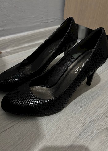 DERIMOD Siyah Yılan Desenli Topuklu Ayakkabı - Görsel 2