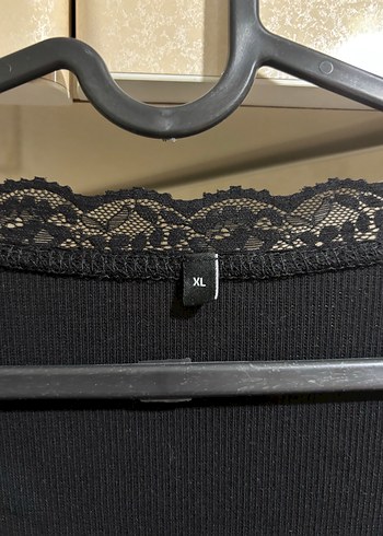 Dantel Detaylı Siyah V Yaka Uzun Kollu Bluz - Görsel 2